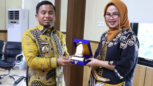 Ket: Wali Kota Parepare, Tasming Hamid bersama Dekan Fakultas Kedokteran UNM