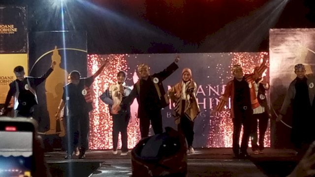 para kontestan grand final melakukan tarian di hadapan para tamu undangan