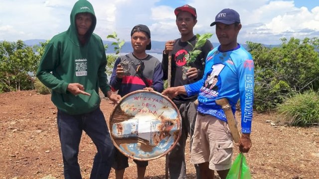 YLH Tana Merah melakukan penanaman 1.000 pohon di lahan bekas tambang di Pulau Maniang, Desa Towua, Kecamatan Wundulako, Kabupaten Kolaka, Sulawesi Tenggara. (Foto: Istimewa)