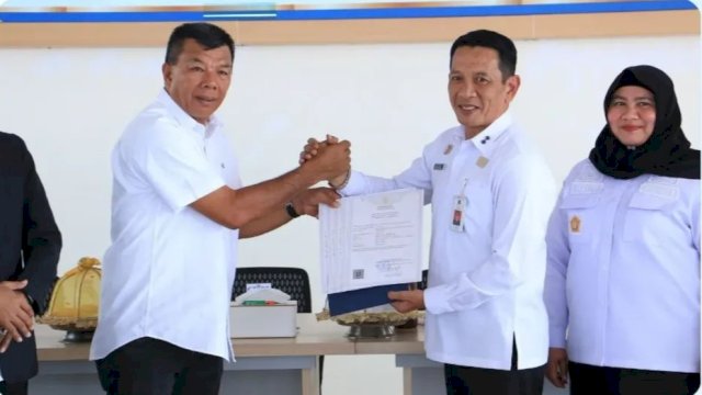 Kakanwil Kemenkum Sulsel, Andi Bharmal, meyerahkan hal kekayaan intelektual ke Bupati Bulukumba, Andi Muchtar Ali Yusuf. [IST]
