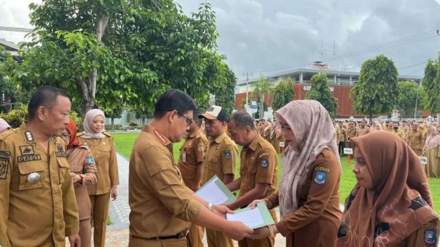 Wabup Bulukumba, Andi Edy Manaf Menyerahkan bantuan motor sampah. [IST]