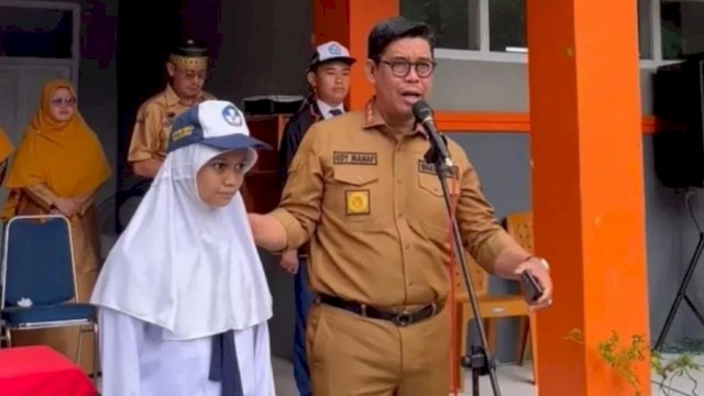 Wabup Bulukumba, Andi Edy Manaf saat memimpin upacara di SMPN 2 Bulukumba. [IST]