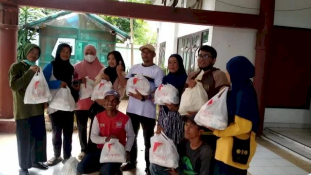 Momentum Hari Buruh 2025, petugas kebersihan Bulukumba dapat bingkisan paket. [IST}