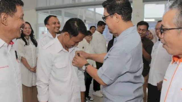 Wabup Bulukumba, Andi Edy Manaf saat melantik ketua POBSI Bulukumba, Sudirman. [IST}