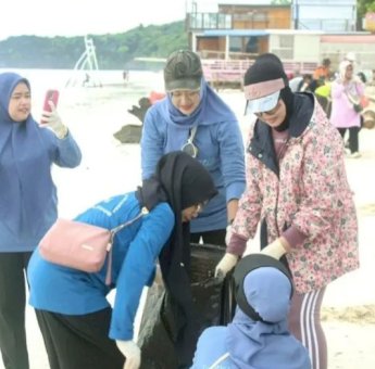 TP PKK dan Dekranasda Bulukumba Galakkan G2B2 di Pantai Mandala Ria