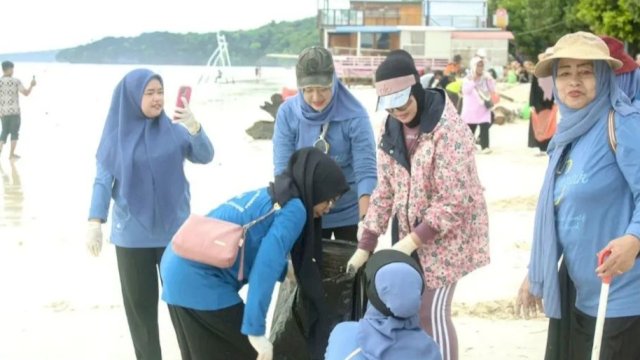 Kegiatan bersih pantai oleh TP-PKK Bulukumba di pantai Mandala Ria. [IST]