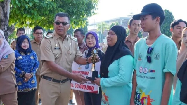 Bupati Bulukumba, Andi Muchtar Ali Yusuf memberikan penghargaan OSN. [IST]