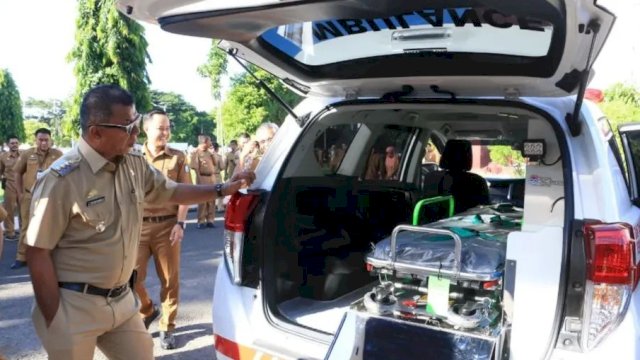 Bupati Bulukumba, Andi Muchtar Ali Yusuf memeriksa kondisi mobil ambulance yang diserahkan ke RSUD Andi Makkarodda Bulukumba. [IST]
