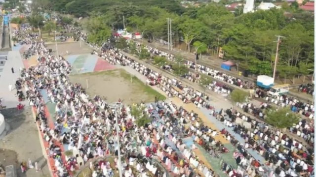 Suasana perayaan Hari Raya Idul Adha 1446 H di Pantai Merpati Bulukumba. [IST]