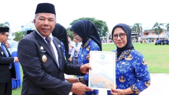 Bupati Bulukumba, Andi Muchtar Ali Yusuf menyerahkan SK ke salah satu CASN lingkup Pemkab Bulukumba. [IST]