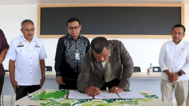 Bupati Bulukumba, Andi Muchtar Ali Yusuf menandatangani MoU perlindungan tenaga kerja rentan. [Foto.ist]