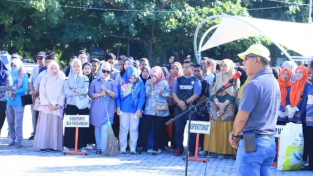 Bupati Bulukumba, Andi Muchtar Ali Yusuf memimpin kegiatan bersih pantai pada momentum Hari Lingkungan Hidup Sedunia. [IST]