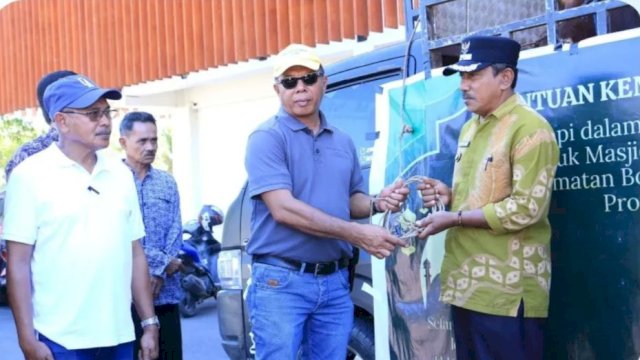Bupati Bulukumba, Andi Muchtar Ali Yusuf menyerahnya sapi Kurban bantuan presiden untuk masyarakat kecamatan Bonto Tiro. [IST]