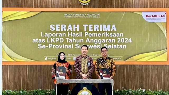Wakil Bupati Bulukumba, Andi Edy Manaf bersama ketua DPRD Bulukumba menerima piagam WTP dari BPK. [IST]