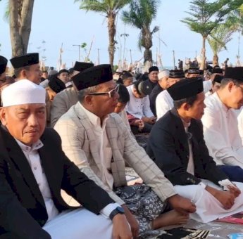 Bupati dan Wabup Bulukumba Laksanakan Shalat Idul Adha Bersama Ribuan Warga di Pantai Merpati
