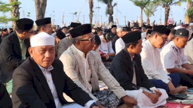 Bupati dan Wakil Bupati Bulukumba shalat Idul Adha 1446 H bersama ribuan warga di pantai Merpati. [IST]
