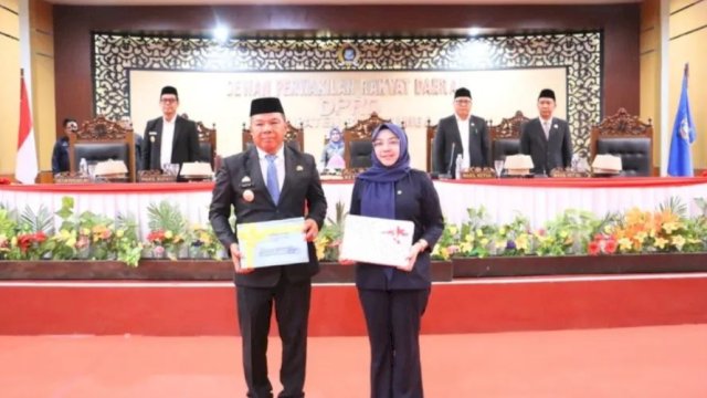Bupati Bulukumba, Andi Muchtar Ali Yusuf menyerahkan 2 Ranperda ke Ketua DRPD Bulukumba, Umy Asyathun Khadijah. [IST]