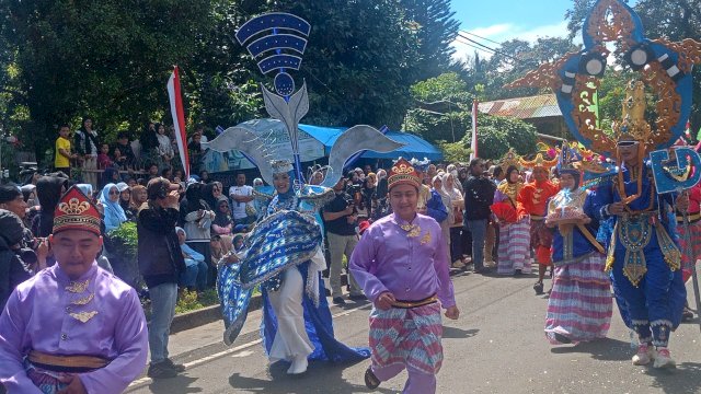 Diskominfo-SP Kabupaten Gowa saat menghadiri Fashion Carnaval Beautiful Malino 2025, di Jalan Endang, Sabtu, (12/07/2025). (Dok. Chaerani/Republiknews co.id)