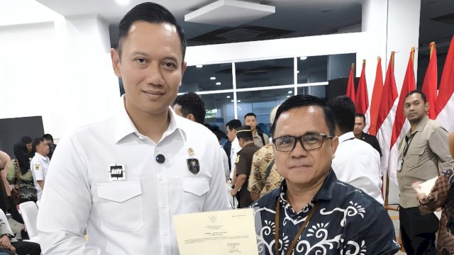 Menteri Koordinator Bidang Infrastruktur dan Pembangunan Kewilayahan, Agus Harimurti Yudhoyono, saat memberikan sertifikat tanah pembangunan infrastruktur ketenagalistrikan oleh PLN UIP Sulawesi. (Dok. Humas PLN UIP Sulawesi)