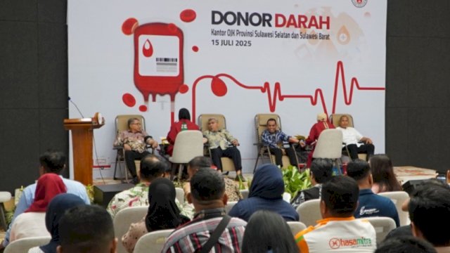 Jajaran pimpinan OJK Sulselbar saat mengikuti donor darah, di Ballroom Kantor OJK Sulselbar, Jalan Sultan Hasanuddin, Makassar, Selasa, (15/07/2025). (Dok. OJK Sulselbar)