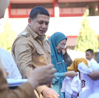 Munafri-Aliyah Buktikan Janjinya, Seragam Sekolah Gratis Resmi Disalurkan