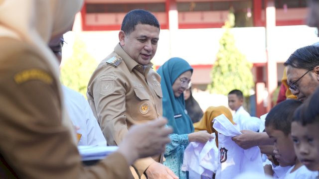 Wali Kota Makassar, Munafri Arifuddin saat menyalurkan seragam sekolah gratis kepada siswa SD dan SMP, Senin (21/7/2025). (Foto: Istimewa)