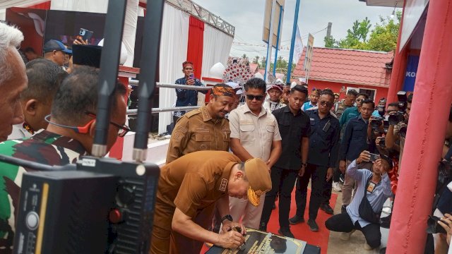 Gubernur sulawesi tenggara menandatangi peluncuran koperasi merah putih.