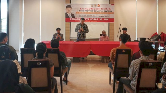 Anggota DPRD Sulsel, Edward Wijaya Horas saat melakukan kegiatan pengawasan APBD Sulsel di Kelurahan Baru, Kecamatan Ujung Pandang, Kota Makassar, Sabtu (28/6/2025). (Foto: Istimewa)