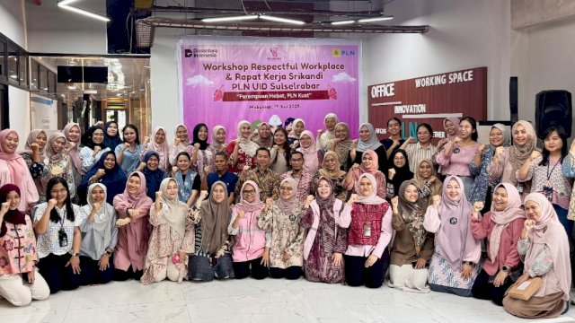 Seluruh peserta workshop Respectful Workplace berfoto bersama General Manager PT PLN (Persero) UID Sulselrabar, Edyansyah. (Foto: Istimewa)