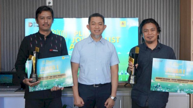 GM PLN UID Sulselrabar, Edyansyah saat menyerahkan secara langsung penghargaan kepada dua jurnalis asal Sulsel yang meraih juara di ajang PLN Journalist Awards 2024 di Kantor PLN UID Sulselrabar, Makassar, Kamis (24/7/2025). (Foto: Istimewa)