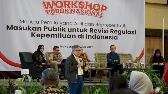 Anggota Komisi II DPR RI Fraksi Partai Golkar, Taufan Pawe saat menjadi narasumber dalam workshop publik nasional di Ballroom Hotel Unhas, Selasa (29/7/2025). (Foto: Istimewa)