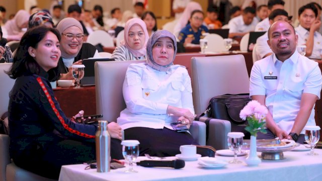 Wakil Wali Kota Makassar, Aliyah Mustika Ilham (tengah) saat menghadiri pembukaan Pelatihan Komunikasi Digital yang digelar Diskominfo Kota Makassar bekerja sama dengan Meta Asia Pasifik (APAC) di Aston Hotel and Convention, Makassar, Rabu (30/7/2025). (Foto: Istimewa)