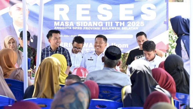 Anggota DPRD Sulsel, Heriwawan didampingi Kadisdik Sinjai, Irwan Suaib saat penyerahan beasiswa PIP di SD Negeri Nomor 49 Sompong, Desa Massaile, Kecamatan Tellulimpoe, Kabupaten Sinjai, Rabu (30/7/2025). (Foto: Istimewa)