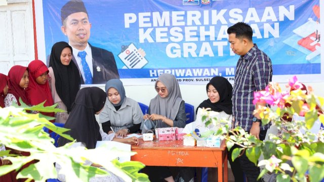 Anggota DPRD Sulsel, Heriwawan saat menggelar pemeriksaan kesehatan gratis di sela-sela reses masa sidang ketiga tahun anggaran 2024/2025 di Kabupaten Sinjai dan Bulukumba pada 24-31 Juli 2025. (Foto: Istimewa)