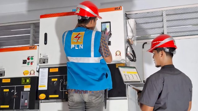 Petugas PLN tengah memasang kWh meter di galangan kapal Kabupaten Barru, Provinsi Sulawesi Selatan. (Foto: Istimewa)