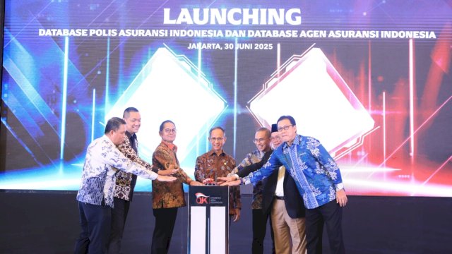 Ketua Dewan Komisioner OJK, Mahendra Siregar (tengah) di sela-sela meluncurkan Database Agen Asuransi Indonesia dan Database Polis Asuransi Indonesia, di Jakarta, kemarin. (Dok. OJK) 