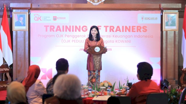 Kepala Eksekutif Pengawas Perilaku Pelaku Usaha Jasa Keuangan, Edukasi dan Pelindungan Konsumen OJK Friderica Widyasari Dewi, saat membuka ToT Program OJK Peduli bagi Anggota KOWANI, di Jakarta, kemarin. (Dok. Humas OJK) 