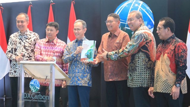 OJK meluncurkan buku&nbsp;&ldquo;Mengenal dan Memahami Perdagangan Karbon bagi Sektor Jasa Keuangan", sebagai upaya mendukung agenda transisi menuju ekonomi hijau dan pembangunan rendah karbon. (Dok. Otoritas Jasa Keuangan) 