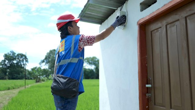 Petugas PLN sedang melakukan pemasangan kWh meter di Kabupaten Sidrap, Sulawesi Selatan. (Foto: Istimewa)