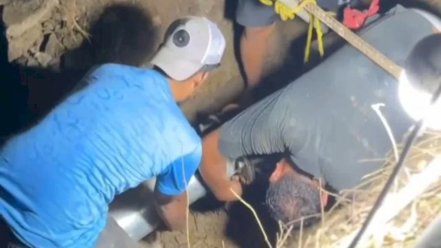 Ket: Perbaikan pipa bocor tim PAM Tirta Karajae 