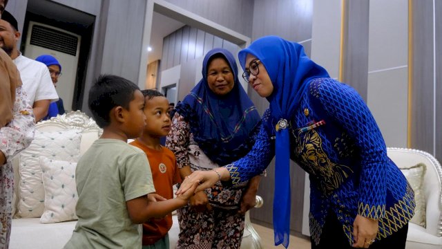 Bupati Gowa, Sitti Husniah Talenrang bersama dua anak viral, di Ruang Kerja Bupati Gowa, Jumat (22/08/2025). (Dok. Humas Gowa) 