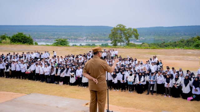 Bupati Buton Tengah memberikan apel pada Tenaga Honorer di depan kantor Bupati