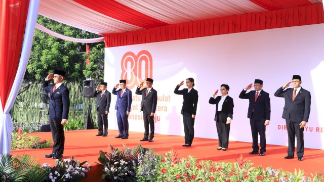 Ketua Dewan Komisioner OJK Mahendra Siregar dan jajaran Kepala Eksekutif pengawas lingkup OJK saat menghadiri &nbsp;Upacara Kemerdekaan RI ke-80 yang digelar OJK, di Lapangan Banteng Jakarta, kemarin. (Dok. Otoritas Jasa Keuangan)