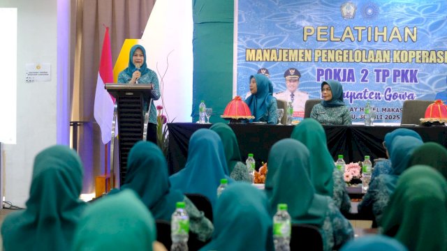 Ketua TP PKK Kabupaten Gowa, Andi Tenri Indah Darmawangsyah saat memberikan sambutan pada Pembukaan Pelatihan Manajemen Pengelolaan Koperasi PKK. Kegiatan ini dilaksanakan Pokja 2 TP PKK Kabupaten Gowa, di Hotel Royal Bay Makassar, kemarin. (Dok. Humas Gowa)