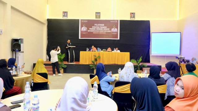 Sekretaris Daerah Kabupaten Gowa, Andy Azis saat hadir membuka Pelatihan Strategi Promosi Produk Ekonomi Kreatif Kepariwisataan Kabupaten Gowa Tahun 2025, di Hotel Grand Makassar, kemarin. (Dok. Humas Gowa) 