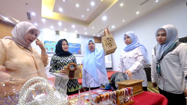 Ketua Dekranasda Gowa, Andi Tenri Indah Darmawangsyah saat hadir di sela-sela Pelatihan Peningkatan Kualitas dan Daya Saing Produk Kerajinan Daerah, di Hotel Continent Makassar, kemarin. (Dok. Humas Gowa)