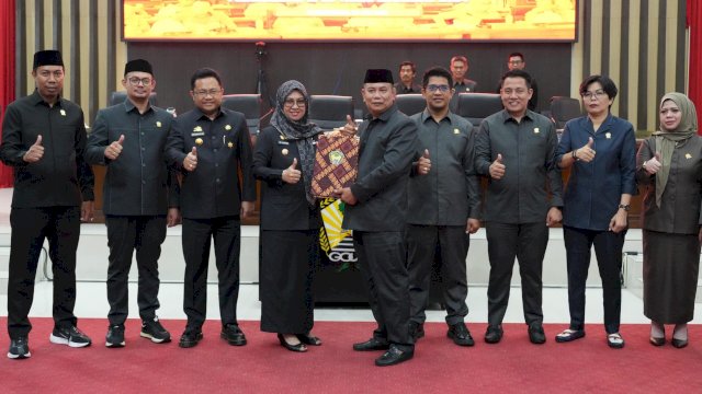 Bupati Gowa, Sitti Husniah Talenrang dan Wakilnya Darmawangsyah Muin saat menerima Perda Pertanggungjawaban Pelaksanaan APBD Tahun Anggaran 2024 usai disahkan dan ditetapkan DPRD Kabupaten Gowa, Ruang Rapat Paripurna DPRD Kabupaten Gowa, kemarin. (Dok. Humas Gowa) 