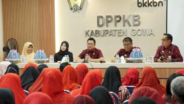 Wakil Bupati Gowa yang juga Ketua Tim Percepatan Penurunan Stunting (TPPS) Kabupaten Gowa, Darmawangsyah Muin saat menghadiri Rapat Koordinasi TPPS Kabupaten Gowa, di Aula Kantor Dinas Pengendalian Penduduk dan Keluarga Berencana (PPKB) Kabupaten Gowa, kemarin. (Dok. Humas Gowa) 
