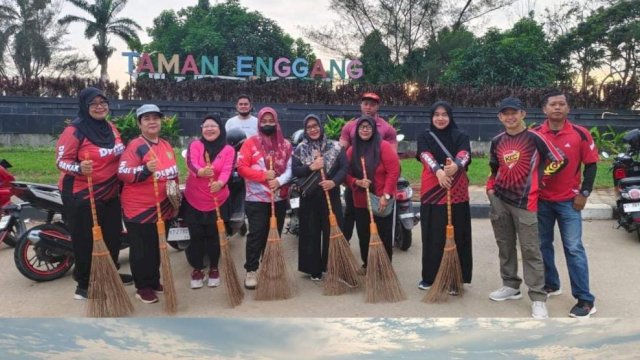 Kegiatan Bersih-bersih Jajaran Pegawai DPMD di Taman Enggang. (IST)