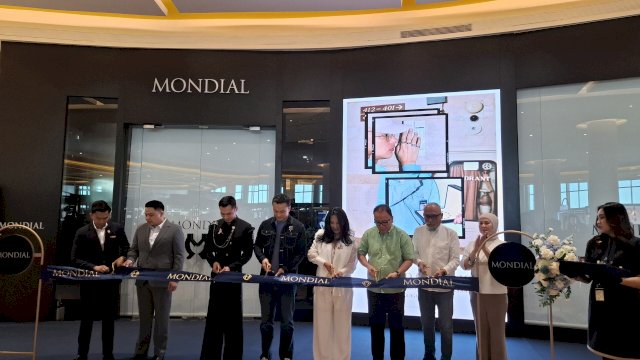 Proses pengguntingan pita menandai pembukaan Store Mondial Ke-15 di Indonesia yang berlokasi di Trans Studio Mall (TSM) Makassar, Sabtu, (02/08/2025). (Chaerani/Republiknews.co.id)